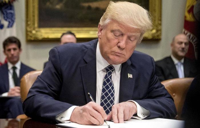 Donald Trump signs the withdrawal of the United States from the WHO and the Paris Agreement