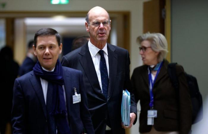 The European Union formally validates France's budgetary plan