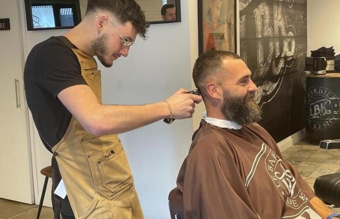 Invited to the Quimper Tennis Open, Benoît Paire takes a relaxing break at a barber's