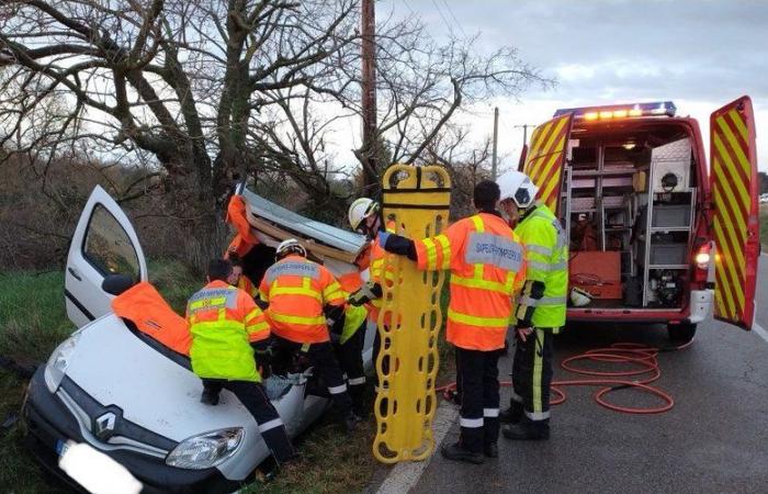 A car in the ditch in Saint-Gilles, traffic in both directions, on the route de Vauvert is restored