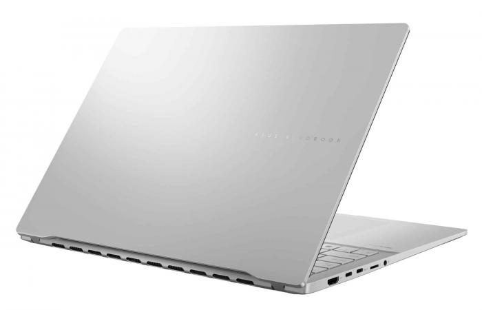 Sales €959 Asus Vivobook S 15 OLED S5506UA-DRMA005W, High Definition & Fidelity OLED 2.8K laptop PC Lightweight thin silver under high-performance Ryzen 7 8845HS