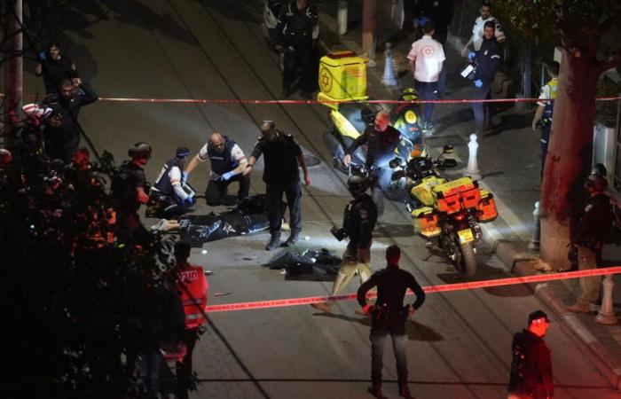 five people injured in Tel Aviv knife attack, suspect shot dead