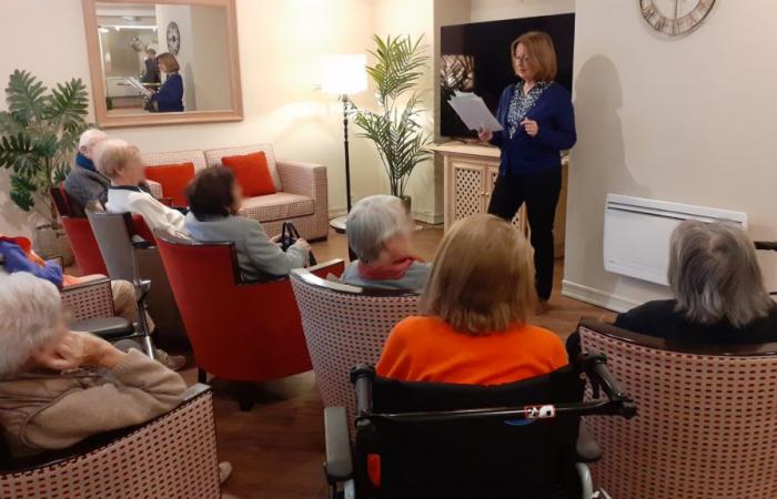 Reading the Fables of La Fontaine to the residents of Templitudes by a volunteer from the citizen reserve