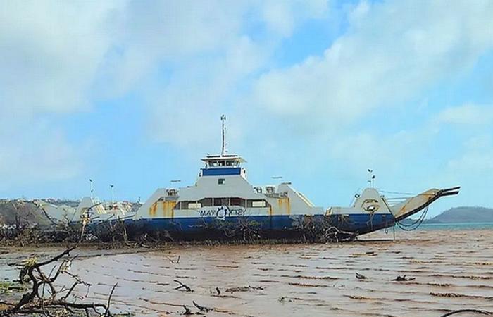 Seychelles makes two barges available to Mayotte