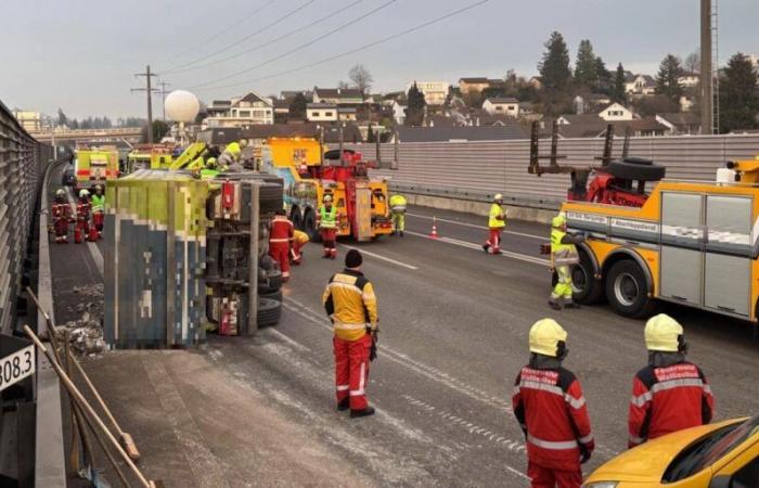 Brüttisellen ZH: Truck tips over on A1 and loses load