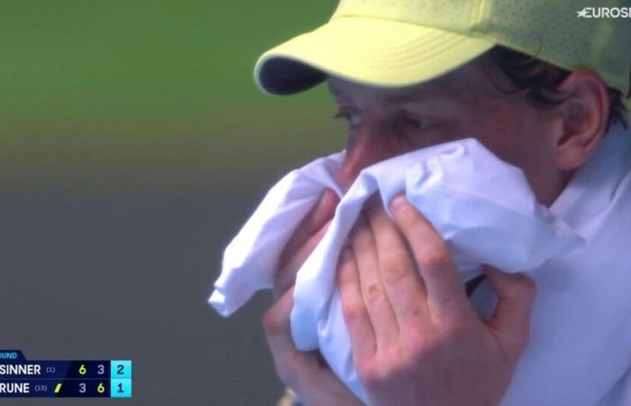 Strong image: Jannik Sinner shakes during a change of sides against Holger Rune, in the round of 16 – Tennis Video