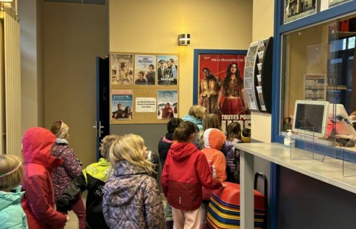 Hautes-Alpes. School and cinema for schoolchildren from Pays des Écrins