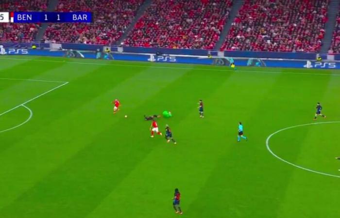 A blunder by Szczesny and Balde makes way for a double by Vangelis Pavlidis that gives Benfica the lead against Barcelona