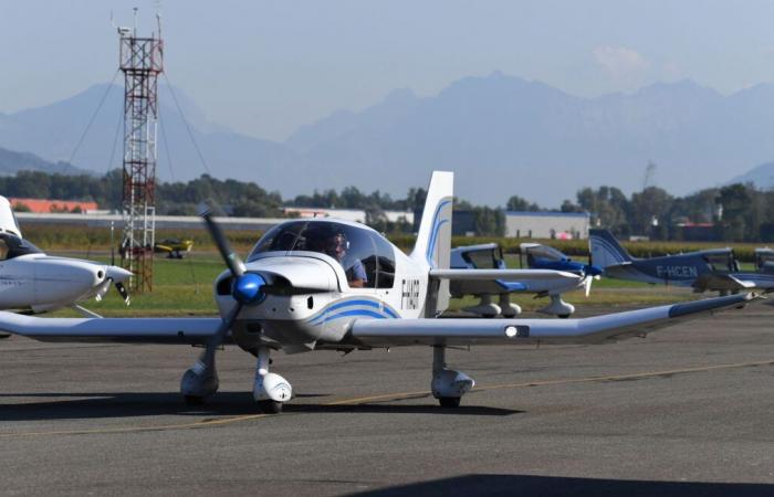 The crash of a microlight on a chalet kills two people aged 58 and 26