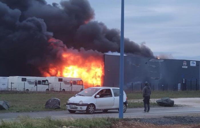 violent fire in a motorhome dealership in Benet