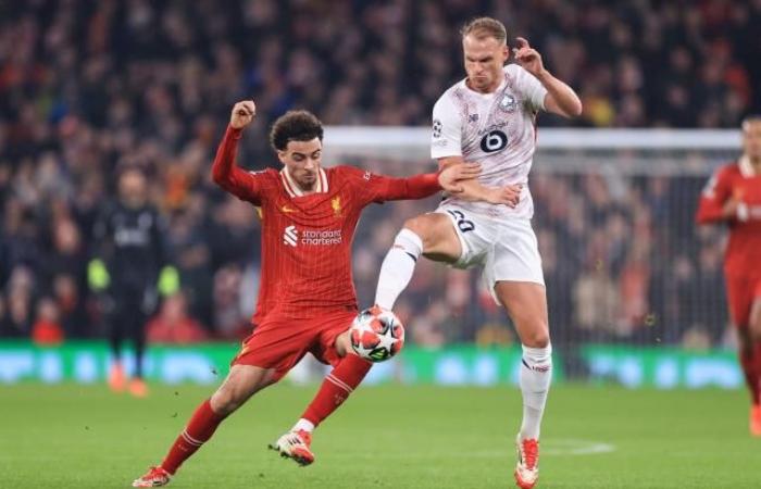 Curtis Jones (Liverpool) suffers a muscle injury to his right leg against Lille