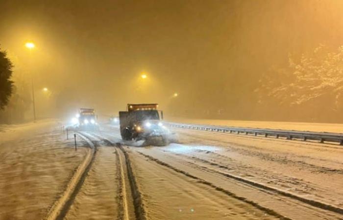 Florida crews work to clear roads during dangerous winter storm