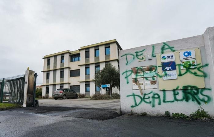 the headquarters of the OFB in Aude tagged and burned