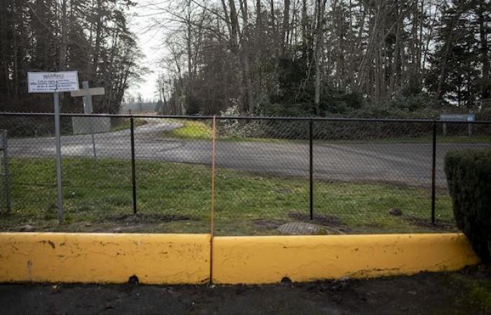 A criticized fence on the Canadian-American border