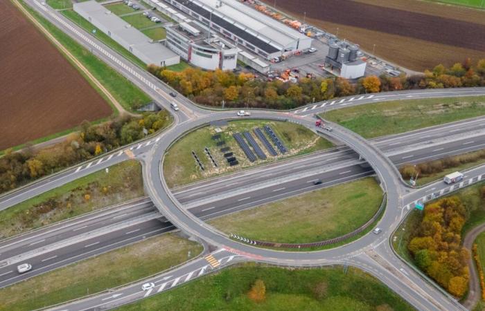 A truck forces passage at the A16 roundabout at the Delémont-Ouest exit, an injured person airlifted