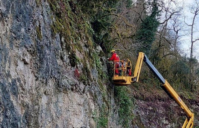 A cliff purge in Bellefont-la-Rauze: the work will last two months