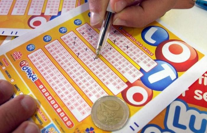 An intern wins 9 million euros in the lottery but continues to work to “have a