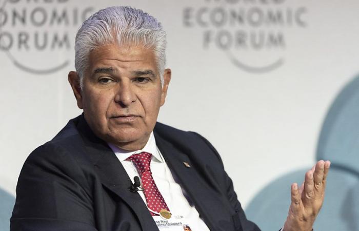 Panamanian president defends canal at WEF