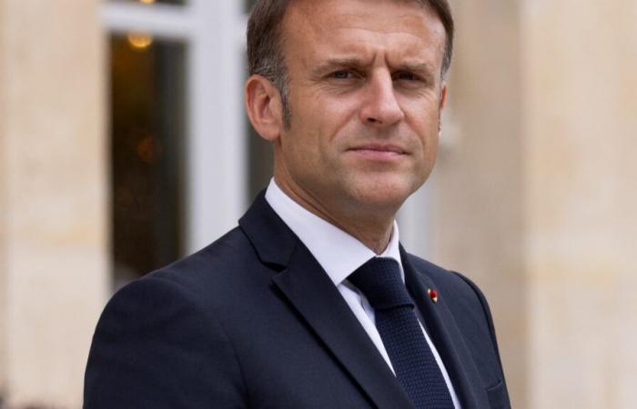 Emmanuel Macron responds to influencers on toll payment with his phone