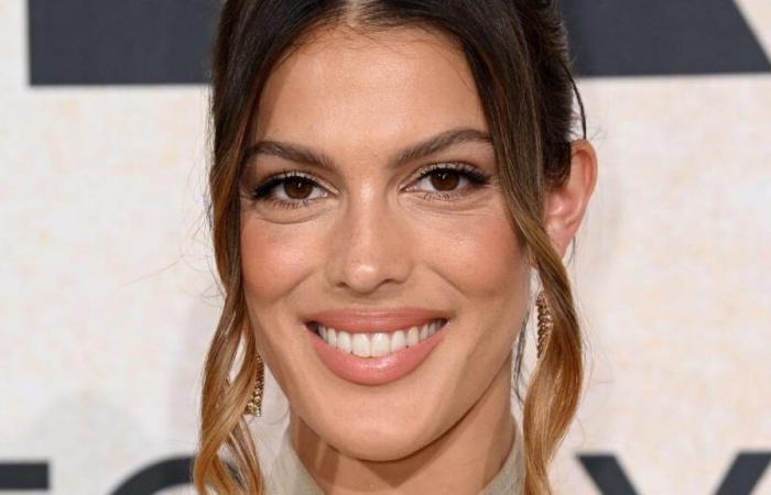 Iris Mittenaere in an asymmetrical bra and tight leggings, she shows off her rock-solid abs