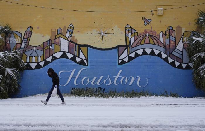 Photos of the rare winter storm blanketing the South in snow