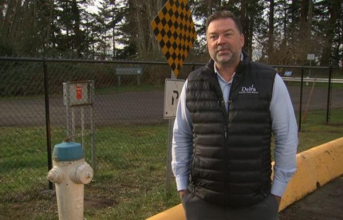 A criticized fence on the Canadian-American border