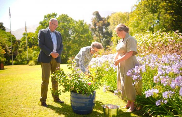 Princess Anne invited by the High Commissioner to the flower garden of her residence in Pretoria