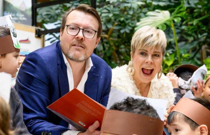 Prince Constantijn and Princess Laurentien form a rare duo to read to children