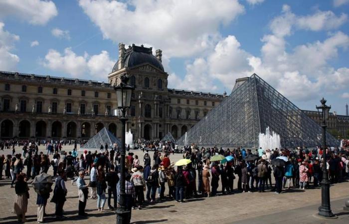 A new report sounds the alarm on the critical state of the Louvre museum