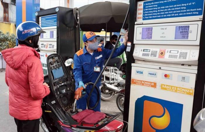 Gasoline prices down slightly before Tet