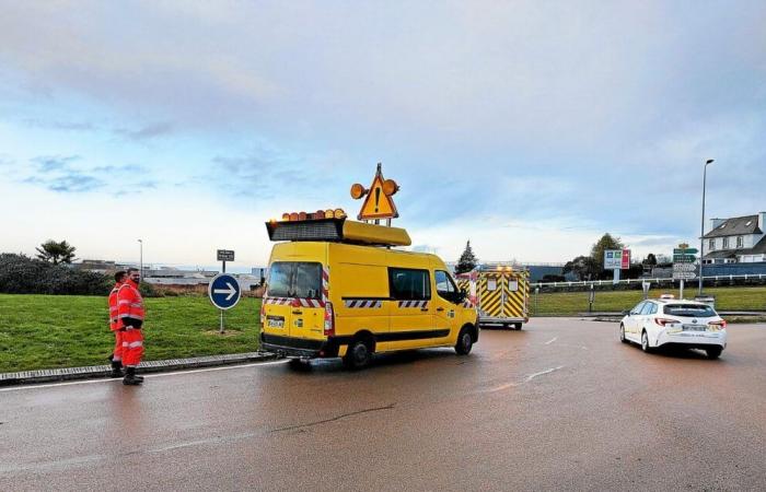 In Morlaix, a driver takes a roundabout in the wrong direction and hits a car coming in front