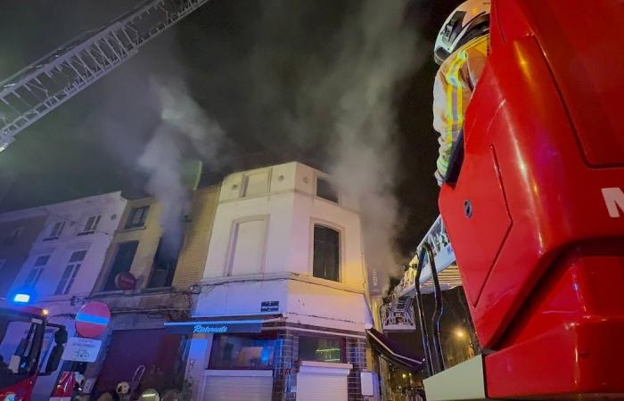 Five people transferred to hospital after a fire in Laeken: “One person was able to be saved using the emergency ladder”