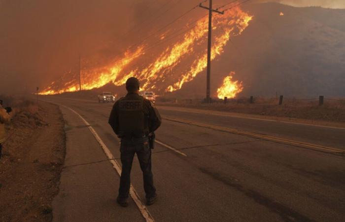 Thousands evacuated after another violent fire that spreads at high speed