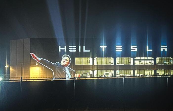 Germany | Activists project Elon Musk’s Nazi salute onto his Tesla factory