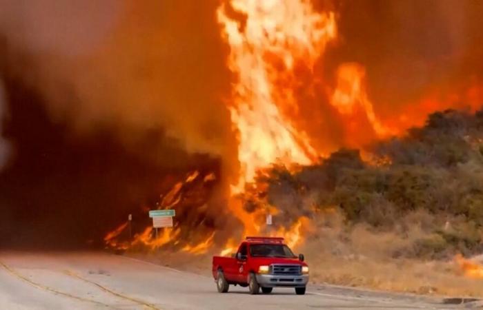 Video. Fast-moving wildfire threatens homes north of Los Angeles