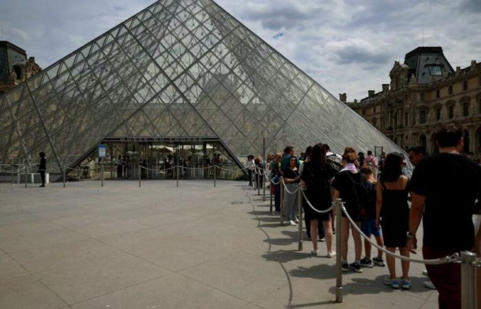 Floods, crumbling paint: the Louvre is in bad shape