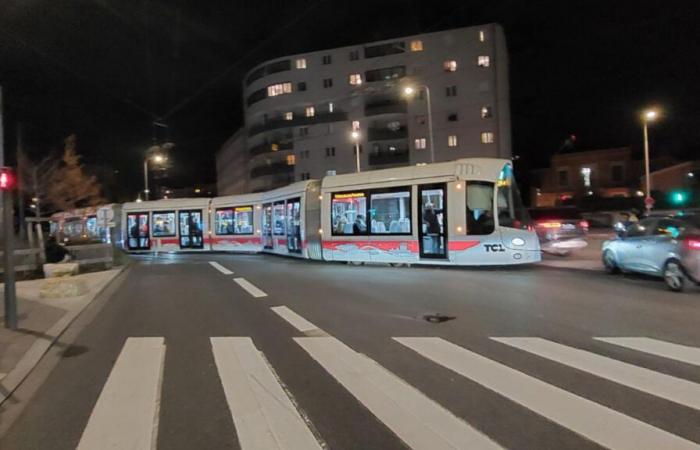 a T3 tram train derails