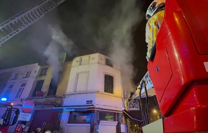 Fire in a house in Laeken: five people poisoned by smoke transferred to hospital