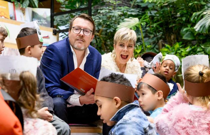 Prince Constantijn and Princess Laurentien form a rare duo to read to children