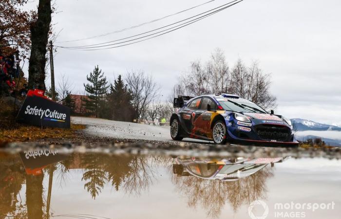 Neuville snatches lead after Ogier error, Rovanpera struggles