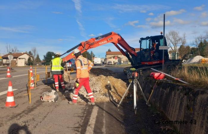 Reconstruction of the bridge over the Loire at Bas-en-Basset: this starts with the movement of the networks