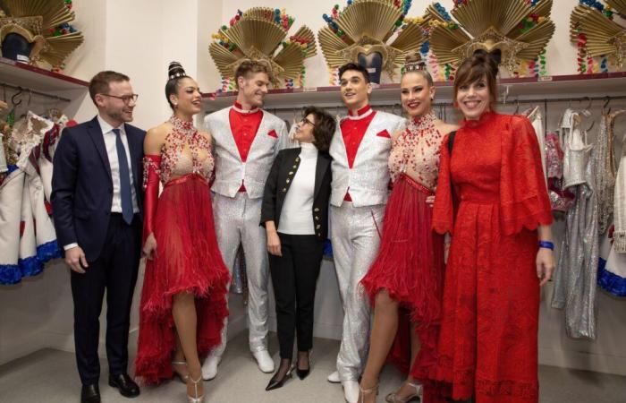 Visiting the Moulin Rouge, Rachida Dati presents medals and announces a plan to support cabarets