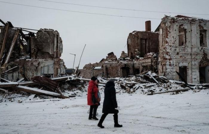 Ukraine: Russian advance forces evacuation of civilians near Kharkiv