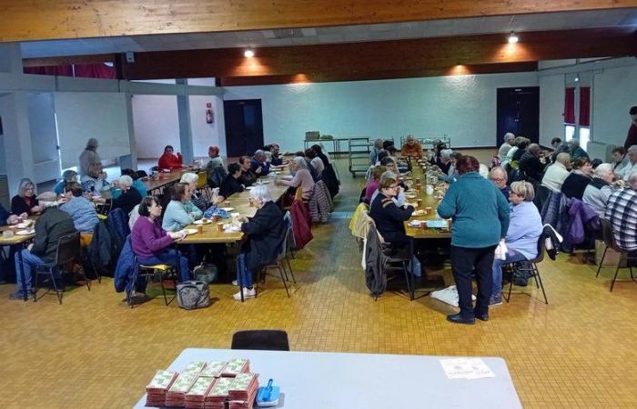 Saint-Sylvestre-sur-Lot. Our elders taste the cake