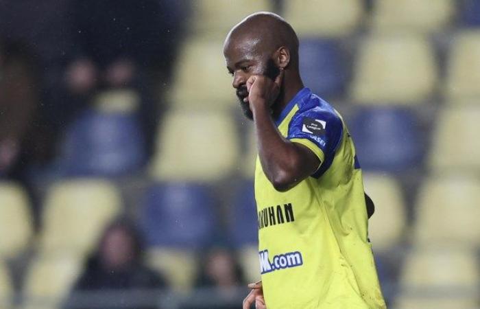 VIDEO. Calculated against Antwerp: Didier Lamkel Zé scores his first for STVV and celebrates exuberantly for visiting fans