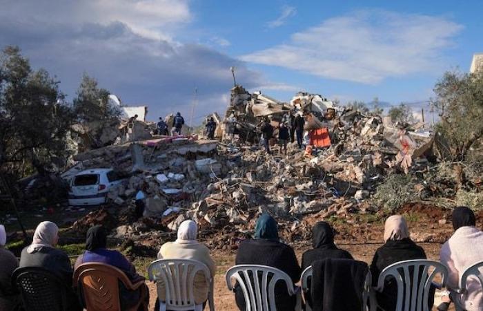 Hundreds of Palestinians leave Jenine on the 3rd day of an Israeli operation