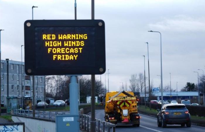 Storm Éowyn rages over Ireland: more than 700,000 households without electricity, record winds up to 184 kilometers per hour measured