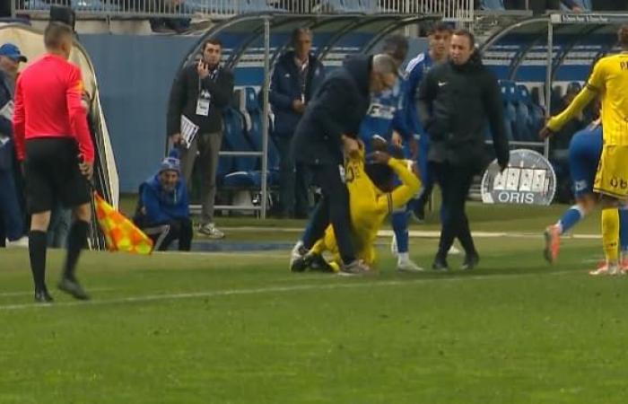 The huge cracking of the Bastia coach, who tows a Pau player on the ground