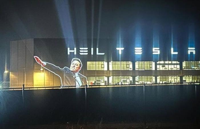 “Heil Tesla”… Musk’s Nazi salute projected onto a Tesla factory in Berlin