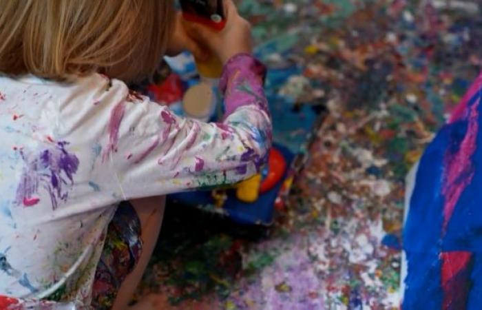 At only 3 years old, this child is nicknamed the “little picasso”: he sells his paintings at more than 15,000 euros